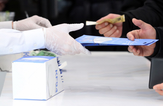 휴일엔 주중 구매하지 않은 사람만 구매가능  14일 서울 종로4가의 한 약국에서 시민들이 공적마스크를 구매하고 있다. 지난 9일부터 시행된 공적 마스크 '5부제' 판매 시행 첫 주말인 14일과 15일에는 출생연도에 관계 없이 구매 기회가 주어진다. 토요일, 일요일은 주중 공적마스크를 구매하지 않은 사람만 구매할 수 있다.  연합뉴스